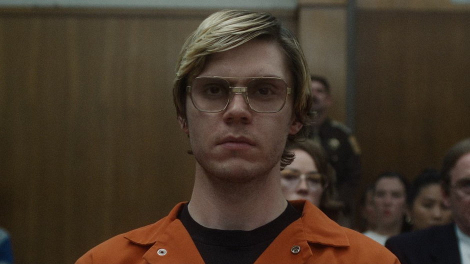 Evan Peters jako Jeffrey Dahmer w serialu Netflixa