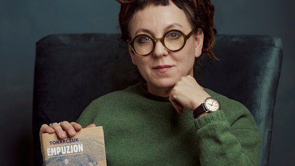 Olga Tokarczuk z powieścią "Empuzjon", fot. Łukasz Giza