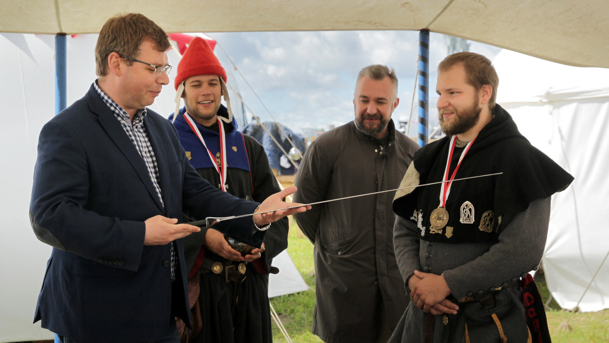 Wojewoda Warmińsko-Mazurski Artur Chojecki oraz reprezentacja rycerska Warmii i Mazur