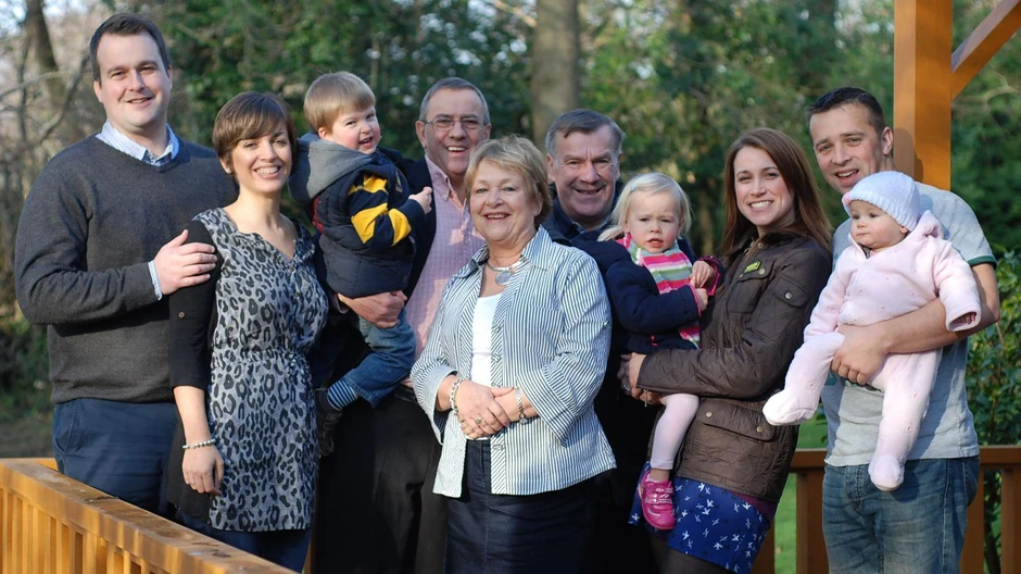 Rob, Dajen i Roni (u centru) sa njihovo dvoje dece, Lojdom i Kejt, njihovim partnerima i troje unučadi | Foto: Rob and Dianne Parsons
