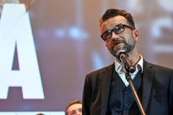 Tomasz Kot na planie włoskiego filmu. Aktora wprost trudno poznać w kostiumie