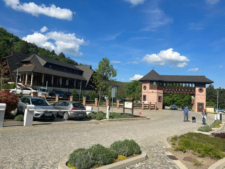 Etno selo Vrdnička kula gde je navodno pretučena Šavija