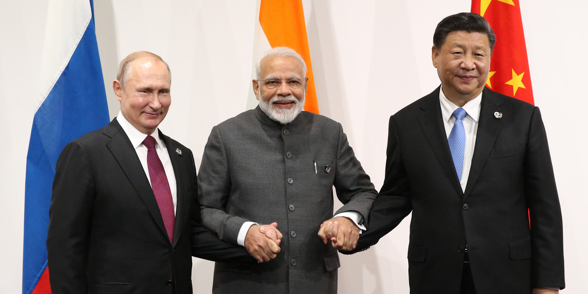 Prezydent Rosji Władimir Putin, premier Indii Narendra Modi i prezydent Chin Xi Jinping pozują do zdjęcia grupowego przed trójstronnym spotkaniem na szczycie G20 w Osace w 2019 r.