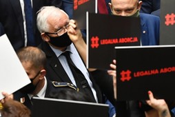 Prezes PiS Jarosław Kaczyński (C) na sali obrad Sejmu w Warszawie,