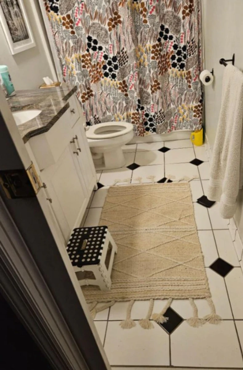 Novčanik je na sredini poda, tik pored zida