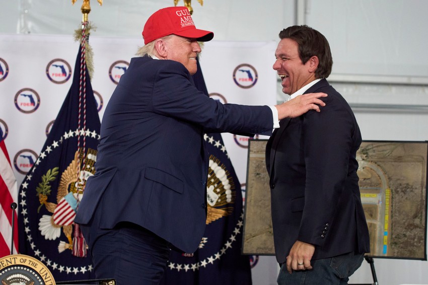 Donald Tramp i Ron Desantis tokom obilaska pritvornog centra za migrante na Floridi "Aligator Alkatraz" u Očopiju 1. juna