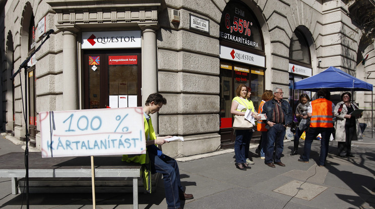 Quaestor-károsultak demonstrációja a Quaestor Értékpapír Zrt. Báthory utcai székháza előtt 2015. április 11-én / Fotó: MTI Szigetváry Zsolt