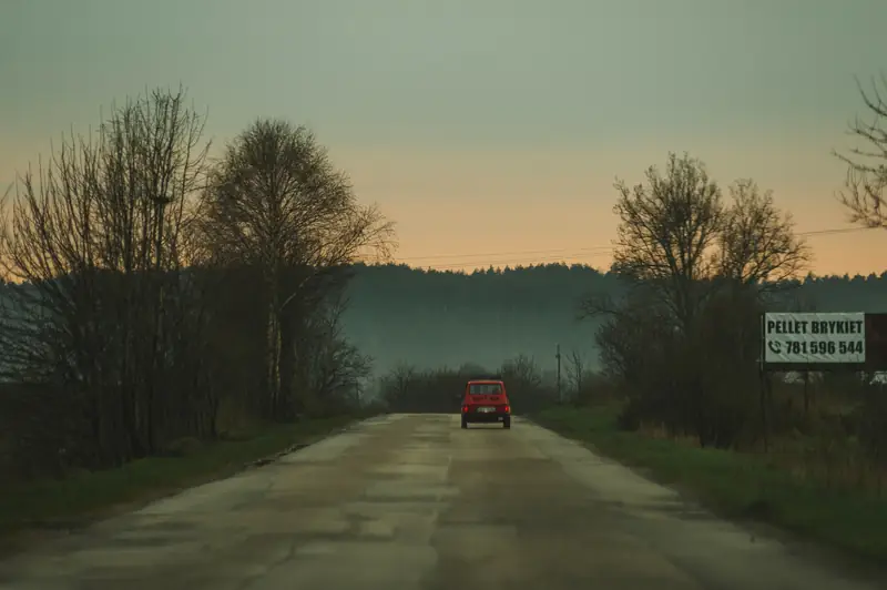 Obok ciała pozostawiono auto, które zwróciło uwagę rolnika Fot. Karol Makurat/REPORTER