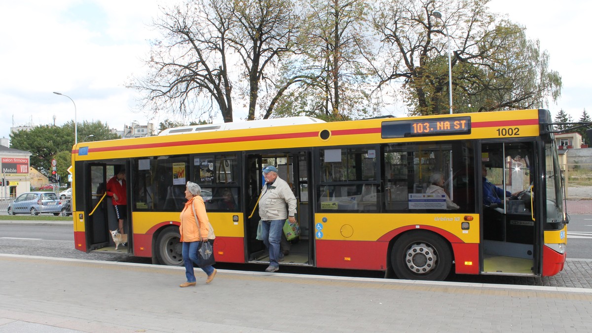 Prawdopodobnie już od przyszłego tygodnia na elektronicznych tablicach ustawionych przy przystankach komunikacji miejskiej w Kielcach zaczną pojawiać się komunikaty dotyczące smogu. Będą one pokazywane wtedy, gdy według danych pochodzących z WIOŚ jakość powietrza w stolicy regionu świętokrzyskiego będzie zła lub bardzo zła.