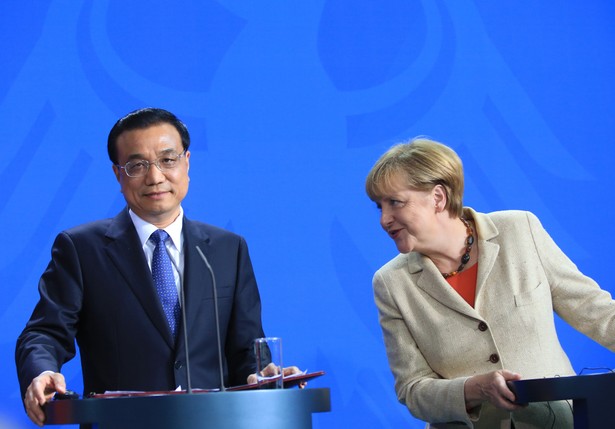 Premier Chin Li Keqiang i kanclerz Niemiec Angela Merkel podczas konferencji prasowej w Berlinie w październiku 2014 roku.