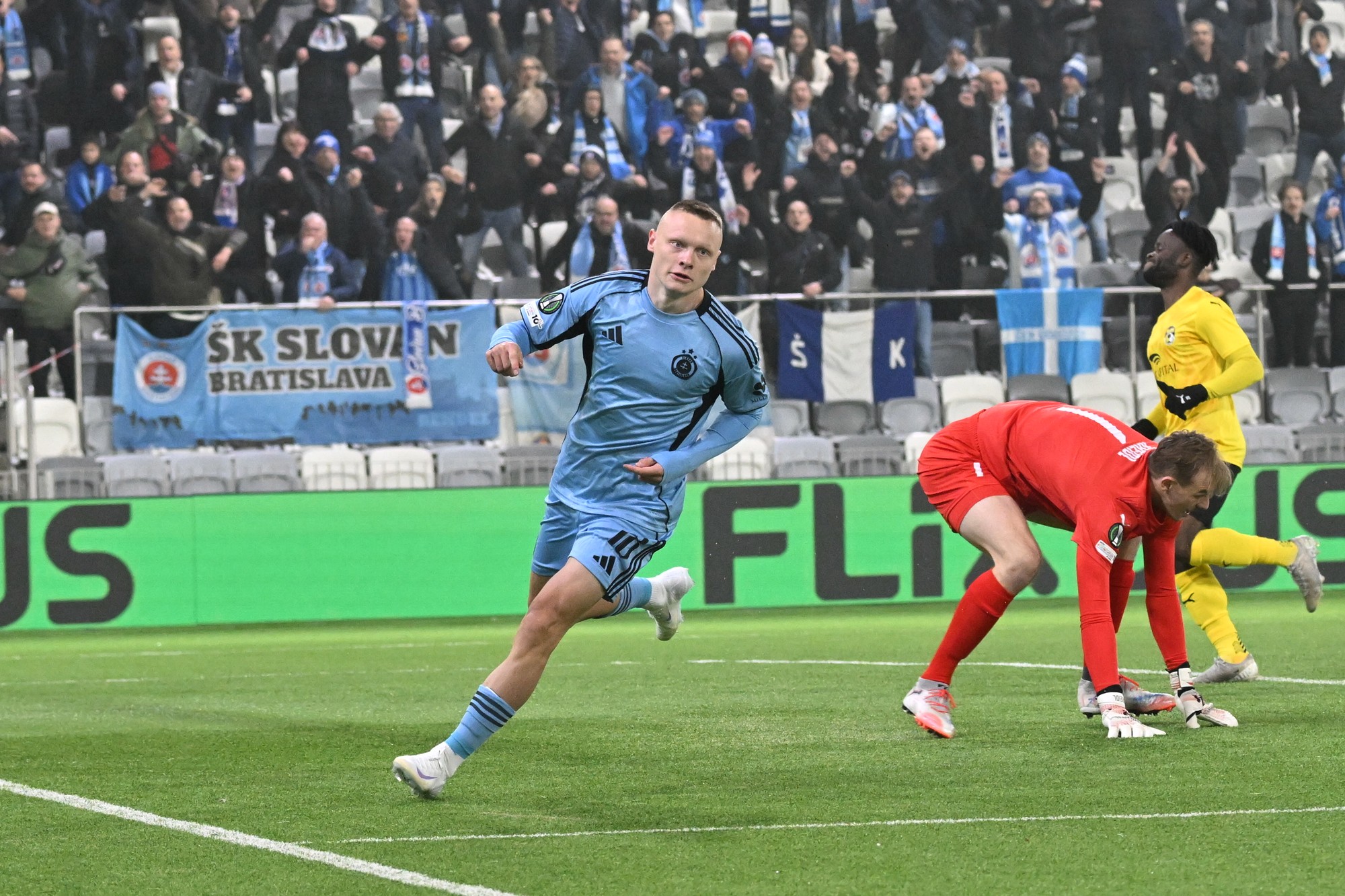 Futbalista ŠK Slovan Bratislava Nino Marcelli sa raduje z gólu. 