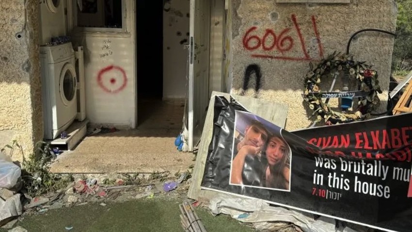 Plakati koji obeležavaju užas polako blede | Foto: Oren Rosenfeld