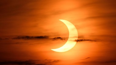 słońce zamieni się w rogal. nad polskę nadciąga spektakularne zaćmienie