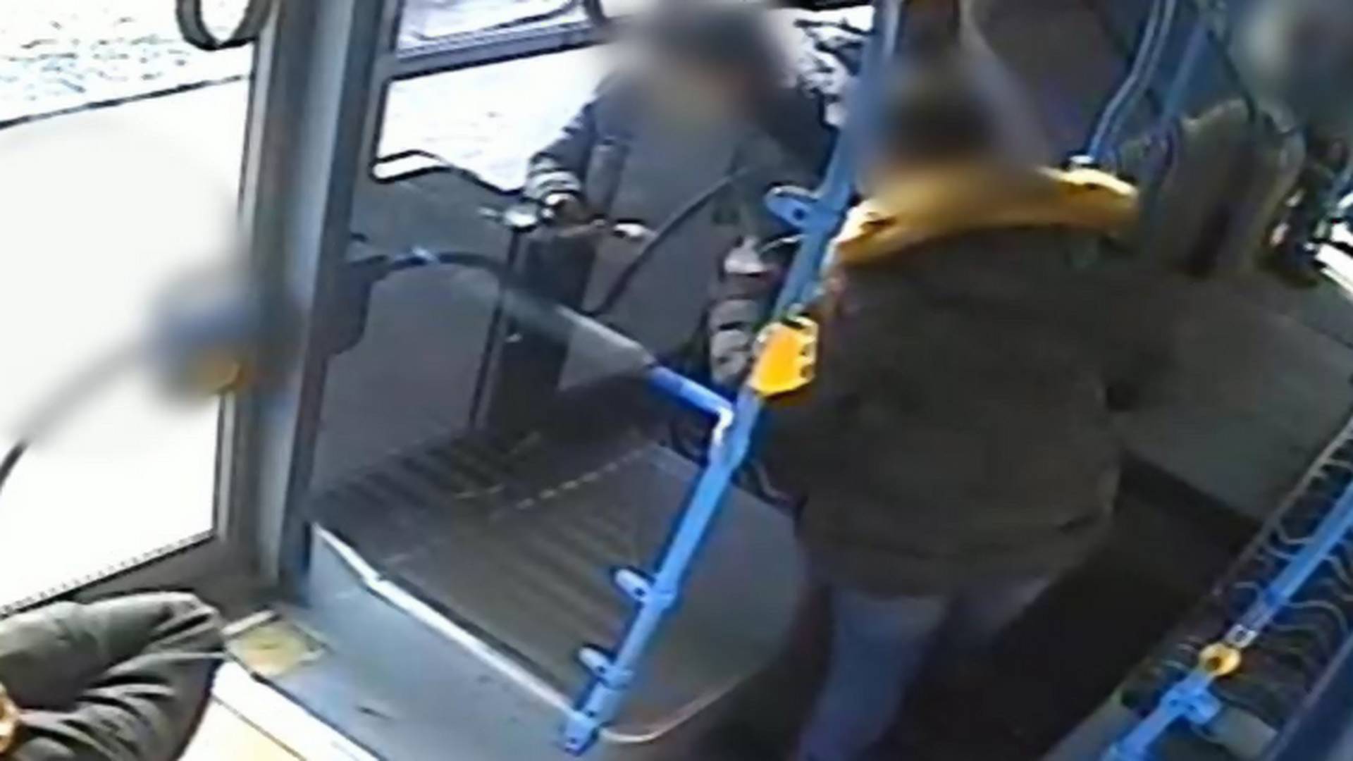 Videón, ahogyan megvágják az SZFE-s maszkot viselő nőt a csepeli buszon
