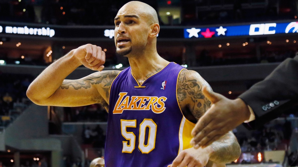 Robert Sacre, center Los Angeles Lakers, jest ogromnym fanem rapu. Aby udowodnić, jak bardzo ten typ muzyki jest ważny w jego życiu, koszykarz zrobił sobie ogromny tatuaż na żebrach przedstawiający Snoop Dogga.