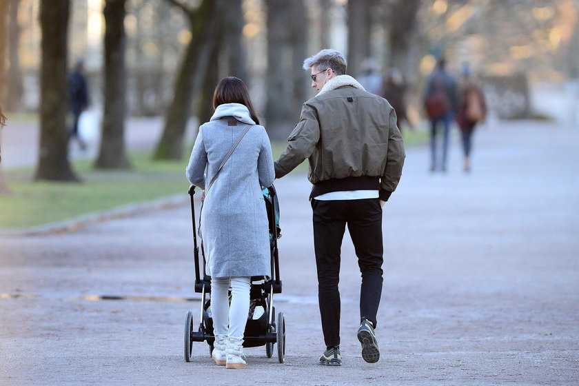 Anna i Robert Lewandowscy na spacerze z córką