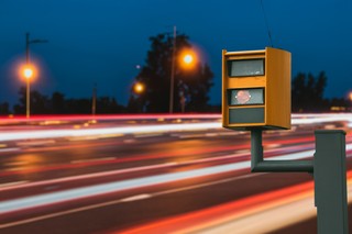 Sejm uchwalił rewolucyjną nowelizację Prawa Drogowego. Za szybką jazdę będzie można trafić za kratki. Kiedy nowe przepisy za przekroczenie prędkości wejdą w życie?