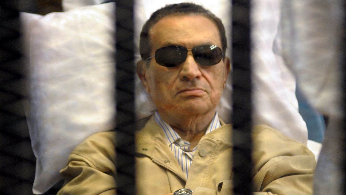 Sąd w Kairze w sobotę skazał b. prezydenta Egiptu Hosniego Mubaraka na dożywocie za współudział w zabójstwie kilkuset demonstrantów w ub. roku, jednak oczyścił dyktatora i jego synów z zarzutów korupcyjnych. Wyroki wywołały sprzeczne reakcje wśród Egipcjan, którzy chcieli kary śmierci dla krwawego dykatora. Jak donosi TVN 24 Mubarak po ogłoszeniu wyroku trafił do szpitala na oddział intensywnej terapii.