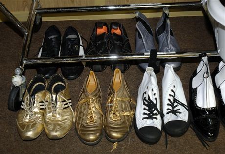 Koncert Roda Stewarta ' Przestrzen Wolnosci ' na terenie Stoczni Gdanskiej w Gdansku. Specjalnie przygotowana garderoba przeznaczona dla artysty - nz buty, w ktorych wystapi podczas koncertu.26.07.2007Fot. Maciej Kosycarz / KFP