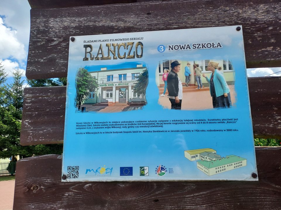 Tabliczka upamiętniająca nową szkołę z serialu "Ranczo"