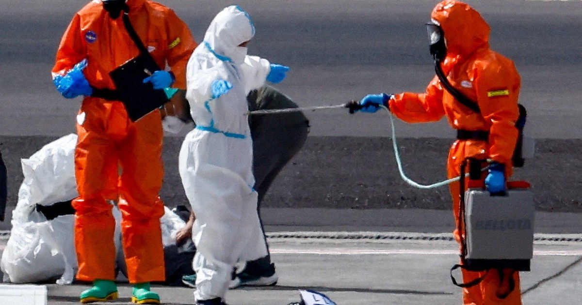 Maski, kombinezony i polewanie wodą. Tak wygląda ewakuacja pasażerów statku z groźnym wirusem