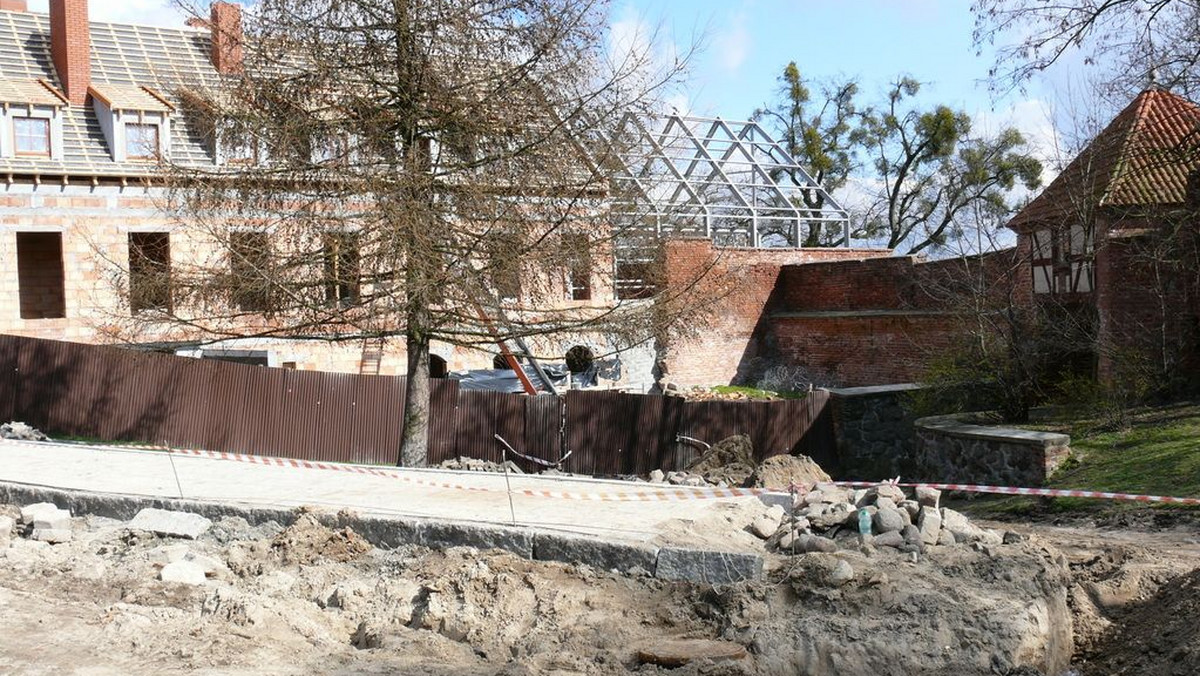 Naprawa średniowiecznych murów obronnych w Pasłęku pochłonie 16,5 mln zł. Połowę tej kwoty pokryje dotacja z Unii Europejskiej. Właśnie podpisano umowę w tej sprawie.