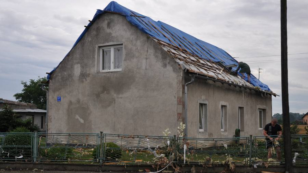 Kędzierzyn-Koźle oszacował straty po poniedziałkowej nawałnicy, która pozrywała dachy domów na osiedlu Rogi. Prezydent Sabina Nowosielska informuje, że są to koszty rzędu 320 tysięcy złotych.