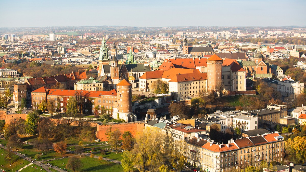 W krakowskim magistracie rozpoczyna się otwarta debata o zieleni na Ruczaju. Powód: kolejne łąki zostaną tam częściowo zabudowane. W okolicach ulicy Czerwone Maki powstaną między innymi bloki i galeria handlowa - tak przewiduje najnowszy plan zagospodarowania tego terenu. Niezadowoleni są mieszkańcy os. Europejskiego - prawdopodobnie jednego z najmniej przemyślanych osiedli w Krakowie, którzy już teraz zieleni mają tam jak na lekarstwo.