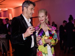 Na salonach też się TO zdarza! Agata Buzek musiała nieelegancko ratować swoje nogi na wielkiej gali filmowej