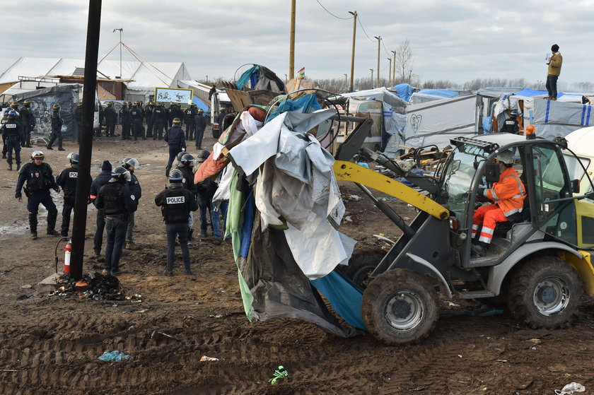Podczas likwidacji części obozowiska dla uchodźców w Calais doszło do gwałtownych starć