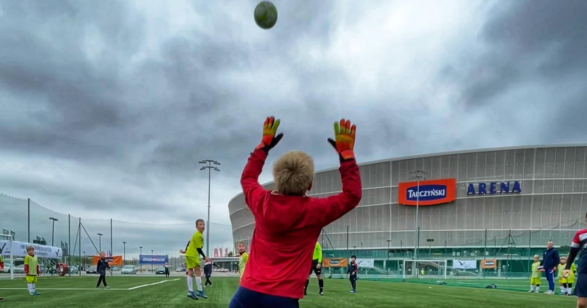 Lipiec na stadionie. Bezpłatne boiska i zabawa terenowa