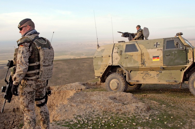 Chociaż od dawna mówi się, że niemiecka Bundeswehra jest słaba i potrzebuje modernizacji, nie przeszkodziło to jej jednak znaleźć się w czołówce rankingu państw o najpotężniejszych siłach zbrojnych. Budżet obronny Niemiec jest zbliżony do włoskiego i wynosi obecnie 36,3 mld dol. Patrząc na suche liczby, Niemcy ustępują państwu z Półwyspu Apenińskiego zarówno pod względem liczby posiadanych czołgów, samolotów, jak też statków. Przewyższają ich jednak chociażby pod względem liczebności samolotów bojowych.