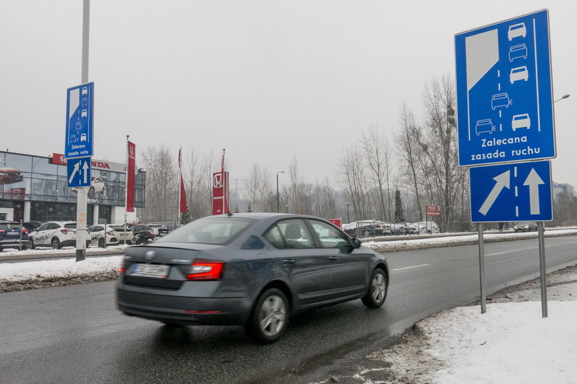 Katowice. Znaki informujące o jeździe na tzw. suwak