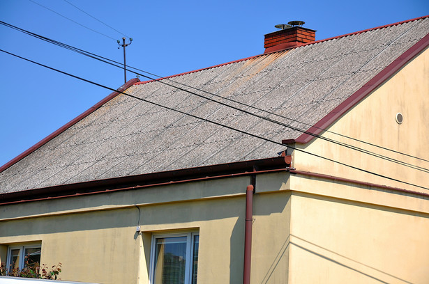 Wymiana dachu z eternitu wymaga sporych nakładów finansowych
