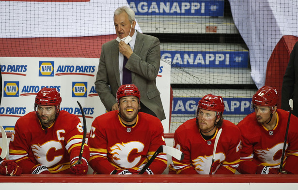 Trener Darryl Sutter i hokeiści Calgary Flames