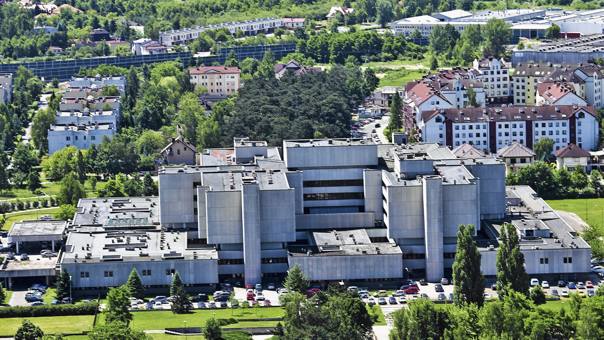 Miała być wzorcowa i realnie pomagać. A przede wszystkim - realizując Narodowy Program Prokreacyjny przygotowany w resorcie zdrowia - w praktyce udowodnić, że in vitro nie jest potrzebne. Otwarta w grudniu przez ministra zdrowia Konstantego Radziwiłła klinika leczenia niepłodności w Instytucie Centrum Zdrowia Matki Polki nie przyjęła dotąd ani jednej pacjentki. I jak na razie nie przyjmie, bo pieniędzy na finansowanie jej działalności wciąż brak.