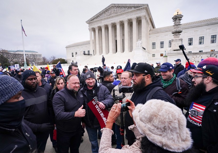 Aleks Džouns sa Trampovim pristalicama u Vašingtonu uoči upada u Kapitol 5. januara 2021.