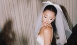 Ariana Grande pokazała zdjęcia z sekretnego ślubu! Piękne dekoracje i zjawiskowa suknia piosenkarki zachwyciły fanów