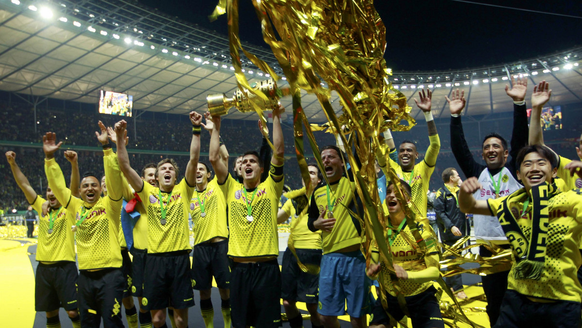 Borussia Dortmund w poprzednim sezonie wygrała wszystko, co było do wygrania w Niemczech. Zdobyła mistrzostwo kraju i Puchar Niemiec. W sobotę zaczyna długą drogę do obrony tych trofeów. Pierwszą przeszkodą mistrzów kraju w pierwszej rundzie Pucharu Niemiec będzie FC Oberneuland. Po pierwszej połowie gry Borussia prowadzi 2:0 po trafieniach Marco Reusa w 11. minucie i Jakuba Błaszczykowskiego w 39. minucie.