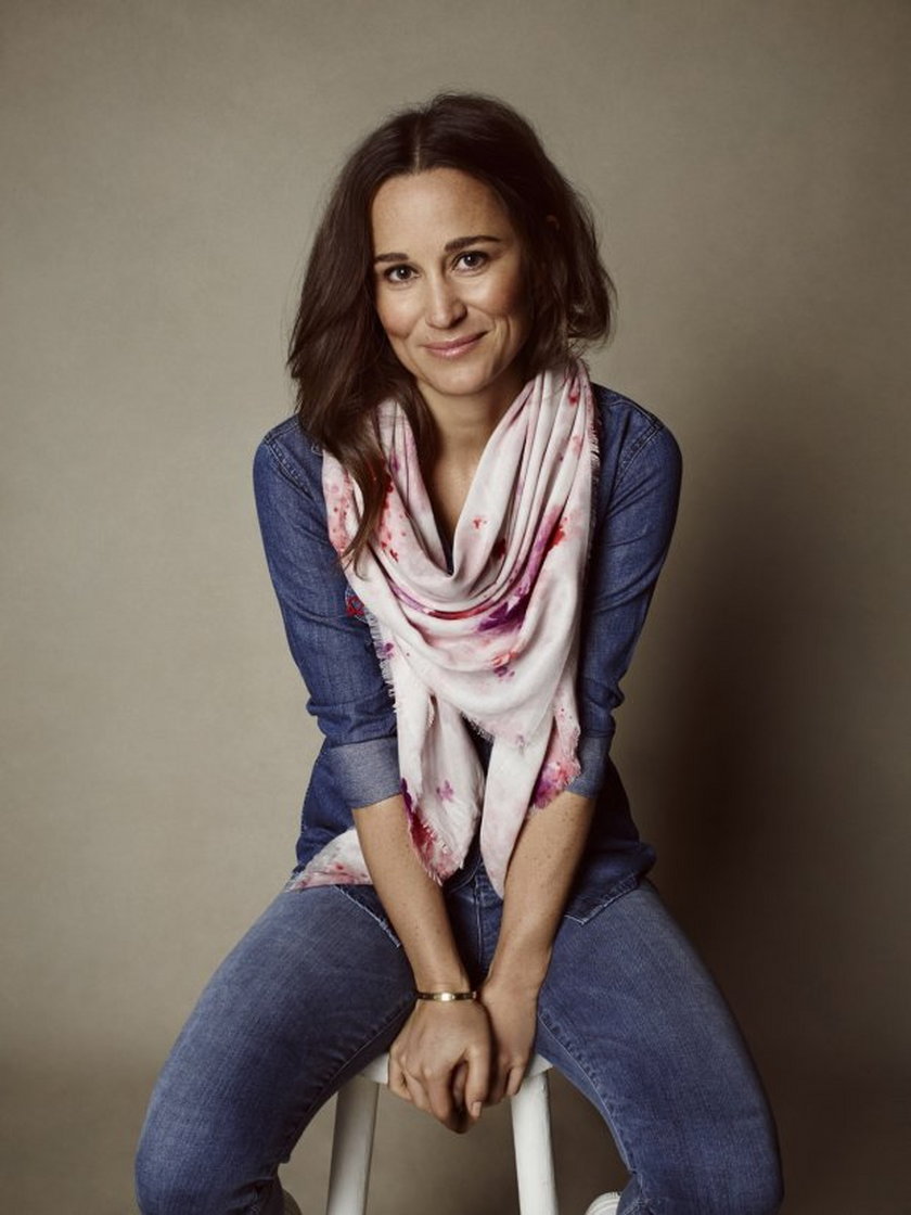 Pippa Middleton w szaliku swojego projektu