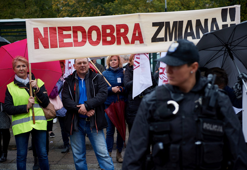 Gdańsk, 10.10.2016. Protest nauczycieli przeciw reformie edukacji, 10 bm. przed Urzędem Wojewódzkim w Gdańsku. Związek Nauczycielstwa Polskiego organizuje pikiety jednocześnie w 17 miastach w Polsce.