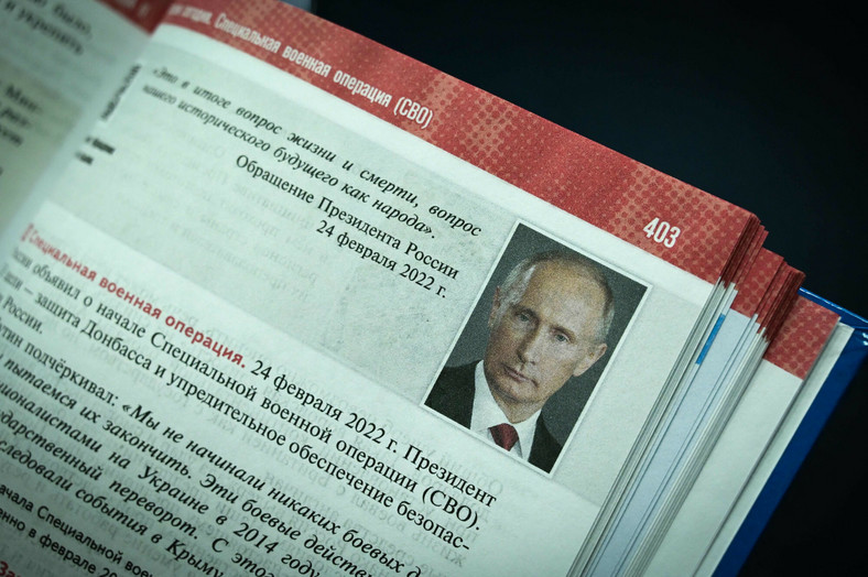 Portret Władimira Putina na stronie nowego podręcznika historii powszechnej i historii Rosji dla uczniów szkół średnich, prezentacja w Moskwie, 7 sierpnia 2023 r.