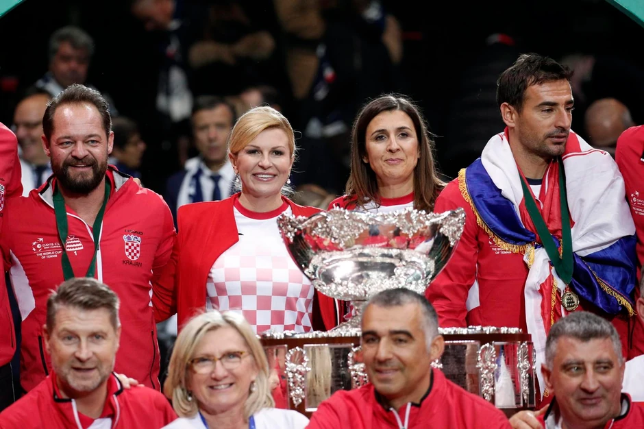 Teniska reprezentacija Hrvatske slavi sa predsednicom države