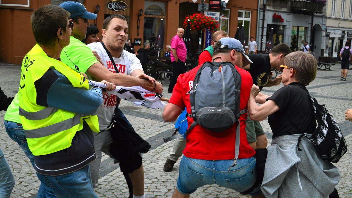 Radomska policja przekazała miejscowej prokuraturze materiały dotyczące sobotnich zajść podczas manifestacji KOD-u w Radomiu – poinformowała Justyna Leszczyńska z Komendy Miejskiej Policji w Radomiu.