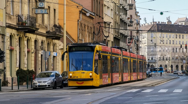 Villamos halad el a Margit körúton