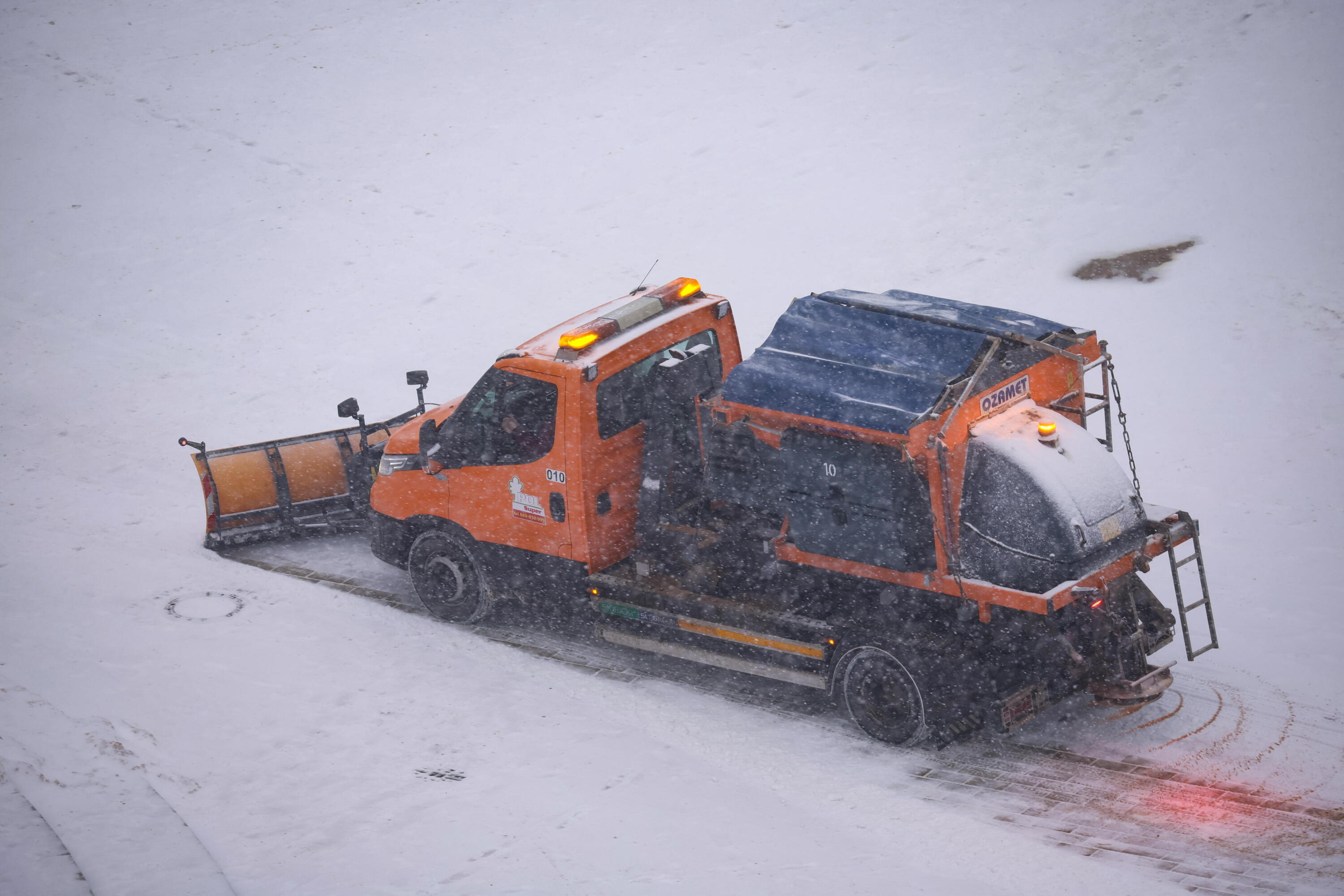 RCB apeluje: Zostań w domu. Gołoledź zagraża dziesięciu województwom
