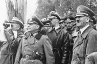 Hitler podczas inspekcji „ściany zachodniej w rejonie Karlsruhe i Kehl. Od lewej stoją: generał Kurt Waeger i Fritz Todt. Za kamerdynerem Hitlera Franzem Linge (w czarnym płaszczu) stoi lekarz Führera dr Karl Brandt, maj 1939 r.