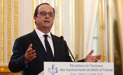 Ile zarabia fryzjer prezydenta Francji? Satyryczny tygodnik ujawnia tajemnice Pałacu Elizejskiego