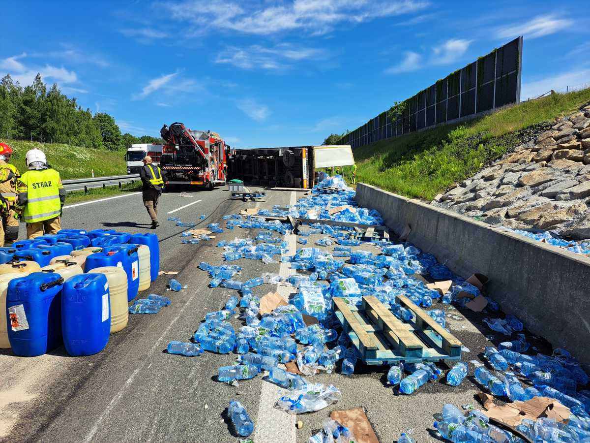 Groźny wypadek na autostradzie A4. Przewrócona ciężarówka i dziesiątki butelek na drodze