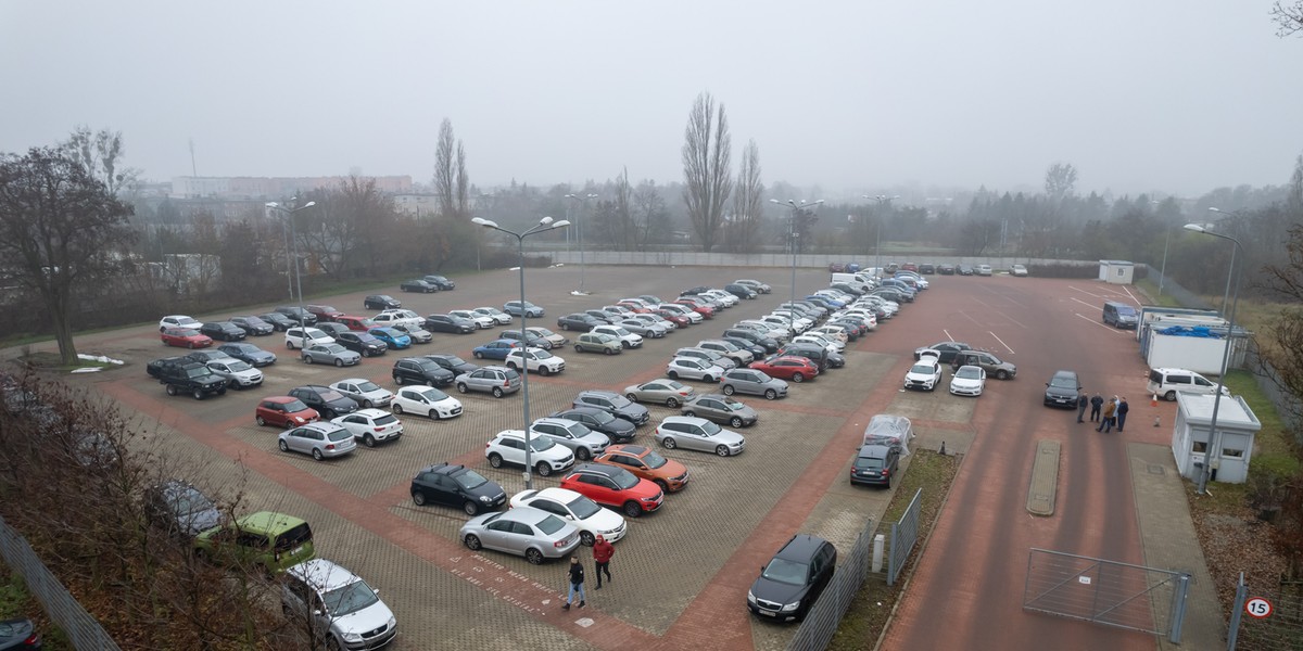 Wandal zniszczył 23 samochody na parkingu Volkswagena na Wildzie.